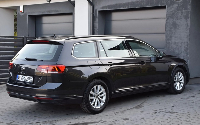 Volkswagen Passat cena 87899 przebieg: 58300, rok produkcji 2021 z Warszawa małe 529